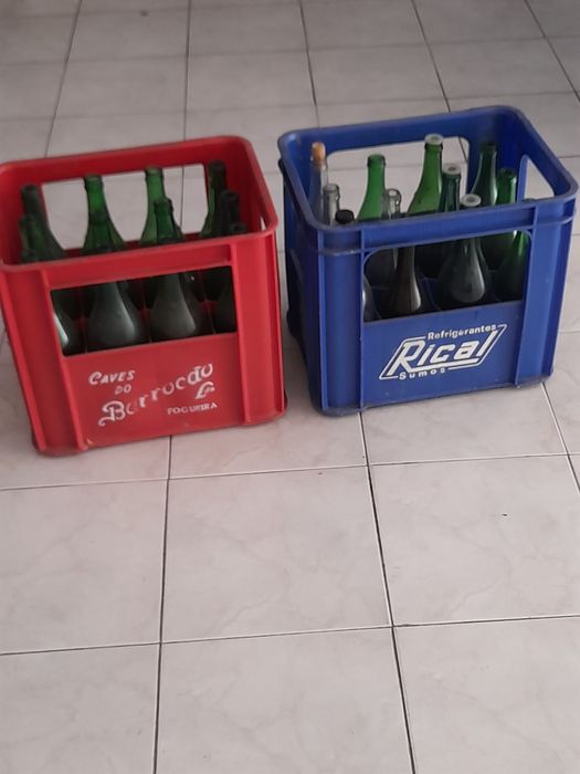 Quatro caixas antigas  de vinho, com as 12 garrafas.