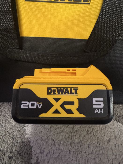 Акумулятор Dewalt DCB205, 20V 5Аг Оригінал