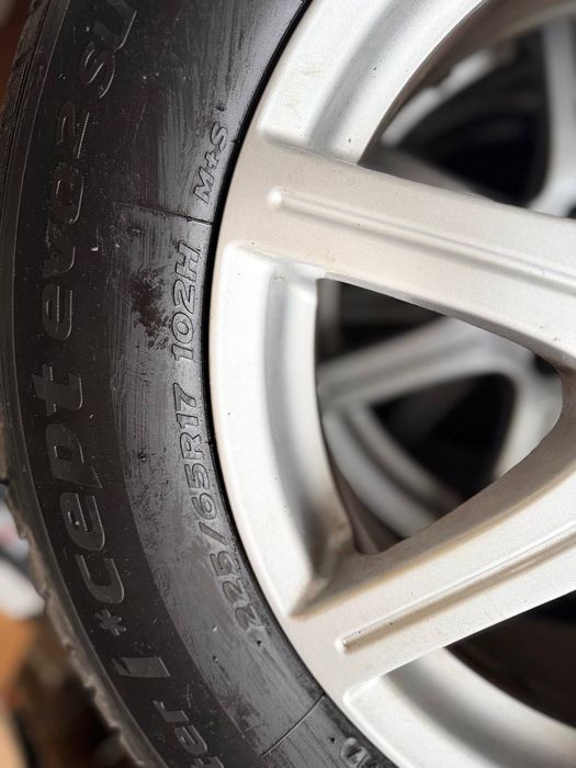 Продам зимовий комплект резини з дисками. 225/65 R17. Hankook.