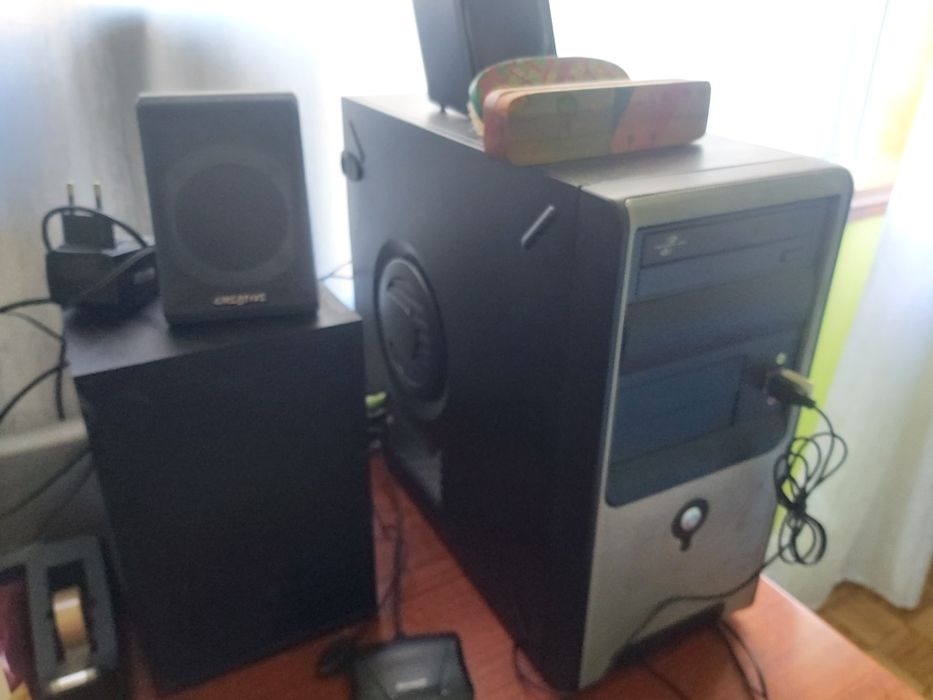 Computador+ secretária + cadeira+ colunas+monitor