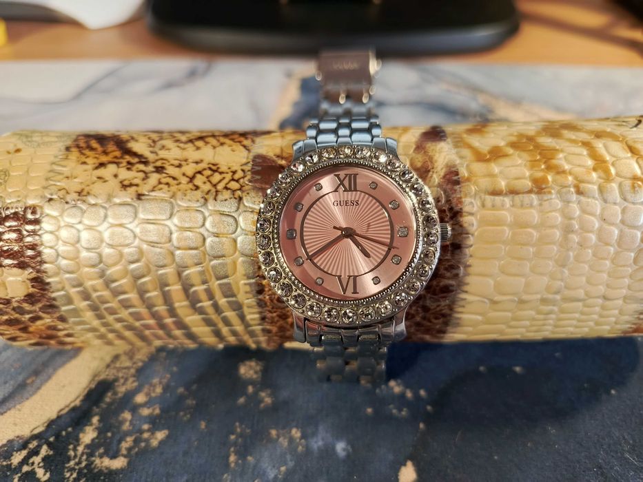 Продам Женские наручные часы  Guess U1062L2 . США