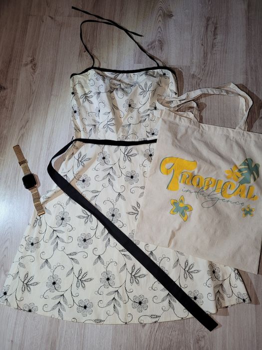 Sukienka z czarno-białym kwiatowym haftem