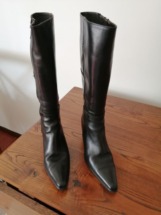 Vendo botas em pele preta, de cano alto, elegantes e sempre na moda