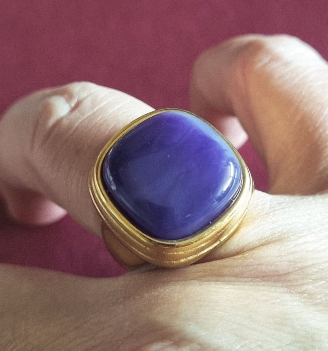 Anel dourado, em aço, com pedra roxa quadrada. T17