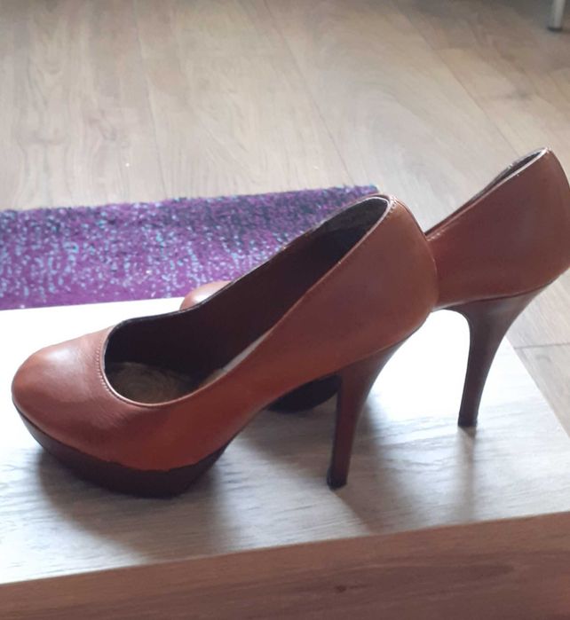kobiece buty do sukienki na koturnie