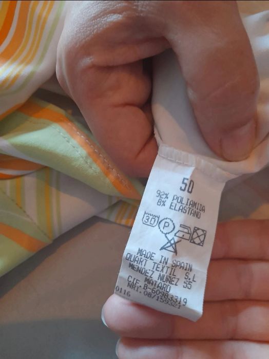 T-shirt com decote em V