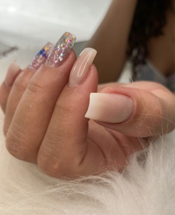 Unhas de gel e vibra de vidro