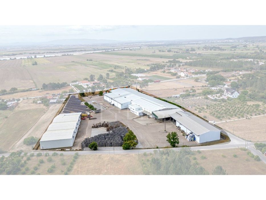 Complexo industrial com armazéns para vender, em Chamusca