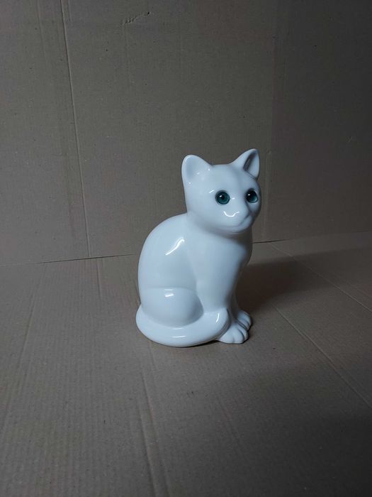 Gato Branco Sentado – Estatueta em Cerâmica Decorativa