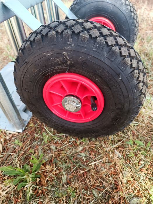 Carrinho de armazém com rodas pneumaticas e braço extensível