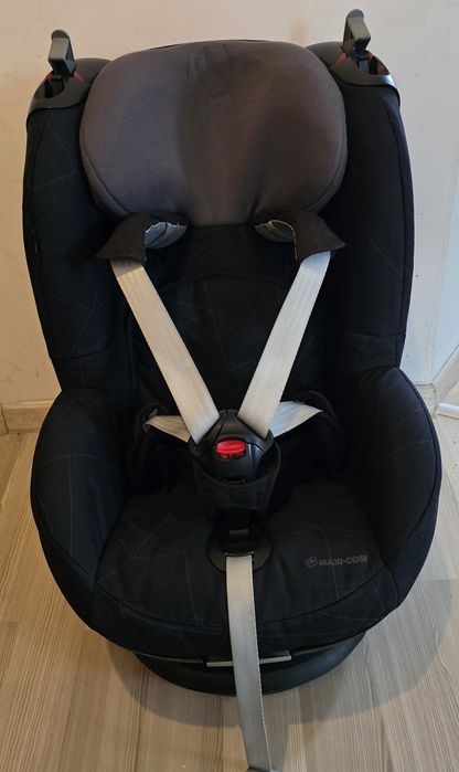 Fotelik Tobi zapinany na pasy. Premium black