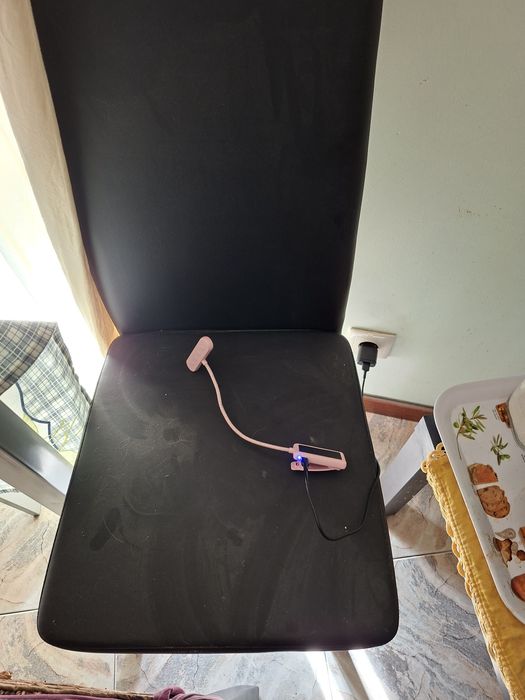 Quatro cadeiras novas.