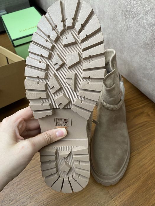 Продам нові жіночі ботинки