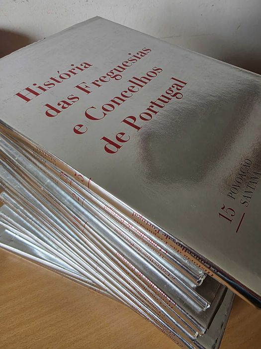 14 volumes da coleção "História das Freguesias e Concelhos de Portugal"