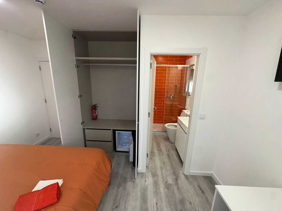 Quarto/Suite novo c roup, wc, lcd, frig, AC, registo na AT.
