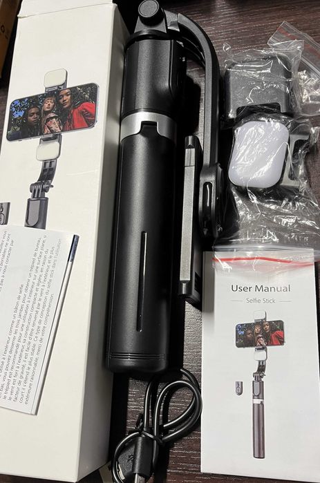 Kijek selfie, wysuwany statyw, pilot Bluetooth i dwiema lampami LED.