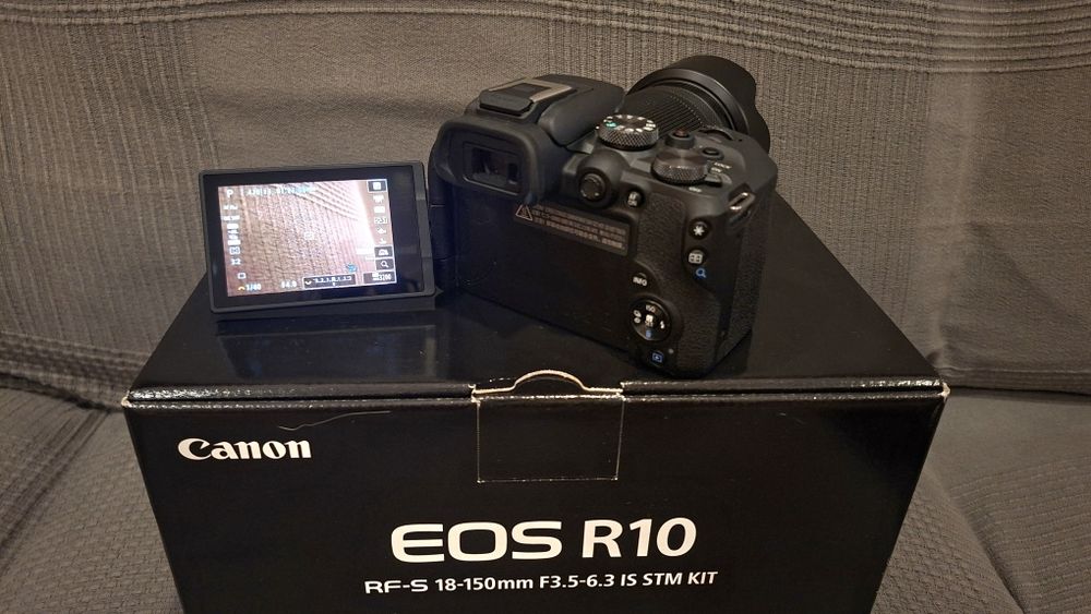 Canon R10 + lente RFs 18-150 +flash Canon  EL  10