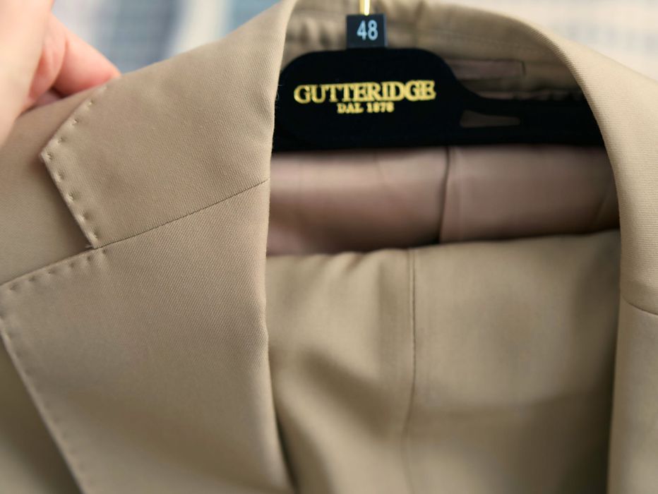 Nowy firmowy garnitur z naturalnej tkaniny.