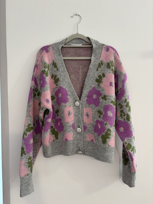 Romantyczny szary kardigan w kwiaty – ozdobne guziki