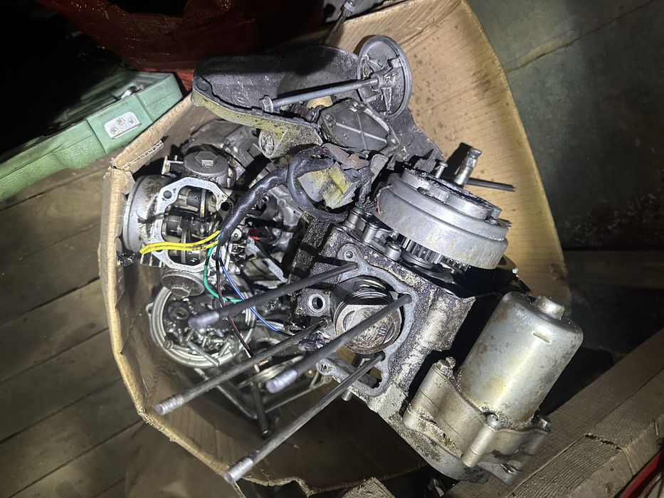 Двигуни на альфу розібрані