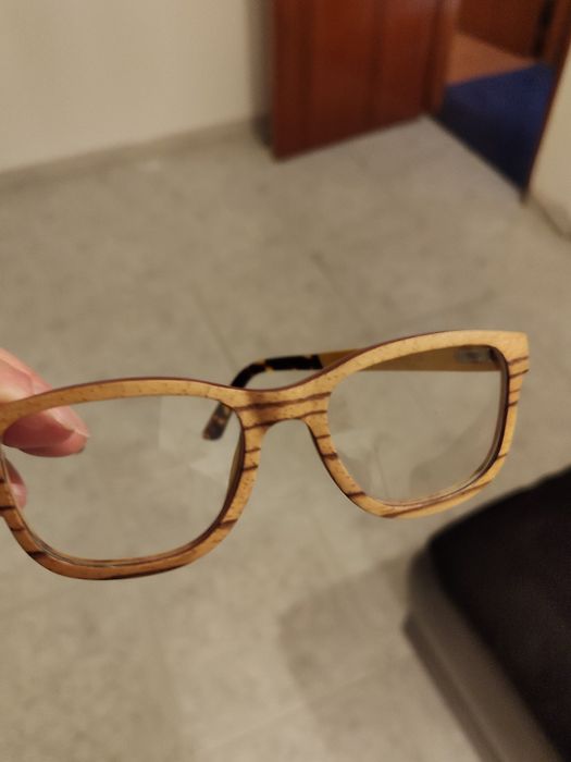 vendo óculos de madeira