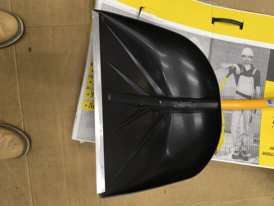 Pá ergonómica para neve, recolha de folhas e  para outros trabalhos.