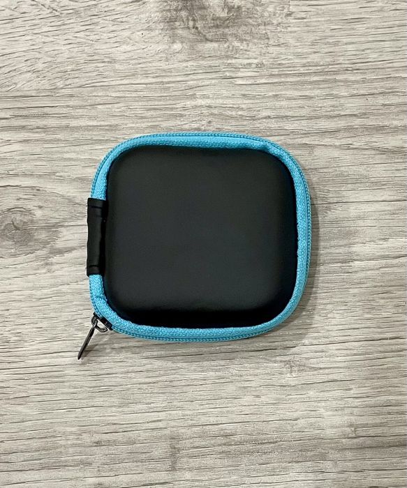 Pequena bolsa azul e preta