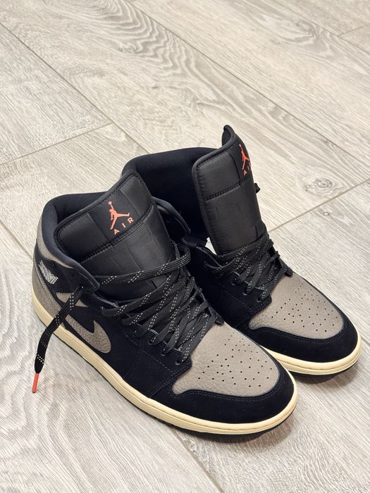Чоловічі кросівки Air Jordan 1 Mid SE black/olive grey