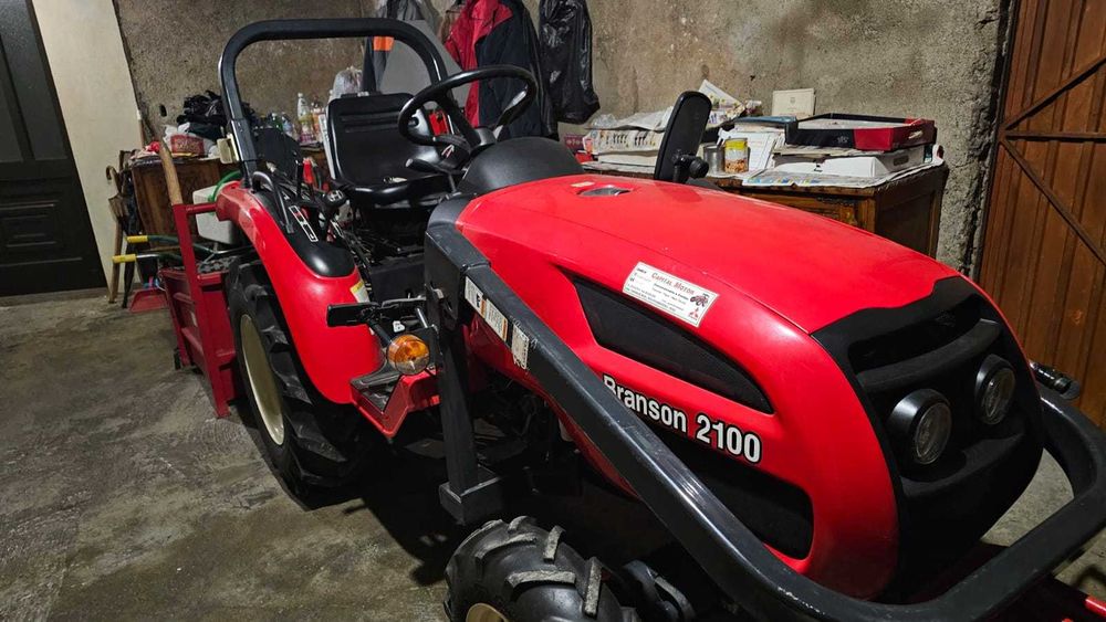Trator Branson 2100 (587 horas)