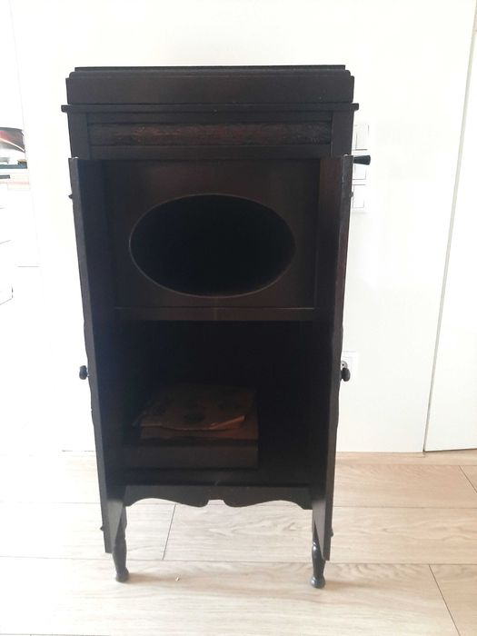 Sprzedam oryginalny gramofon na korbkę.