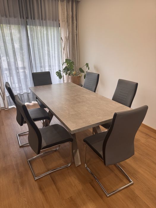 Mesa e cadeiras de jantar