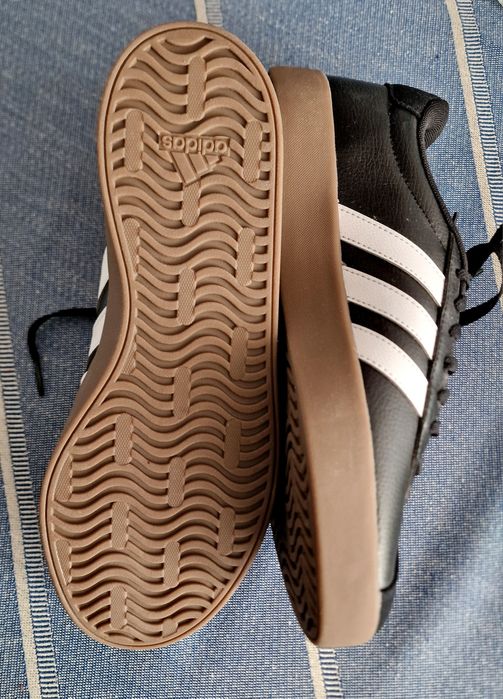Novos- botas em pele pretas  n 42 preço 25€ e tenis Adidas 42 preço 50€