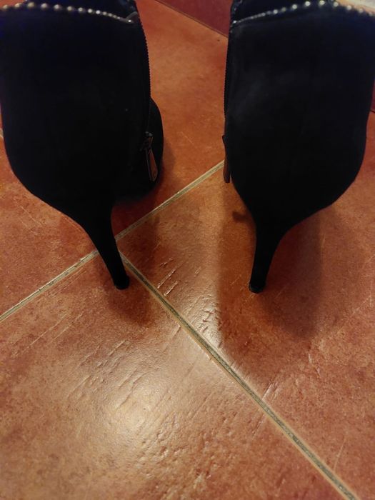 Sapatos e botas novos