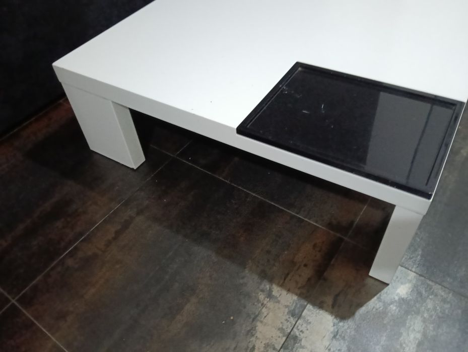Mesa de sala de estar de  centro preta e branca