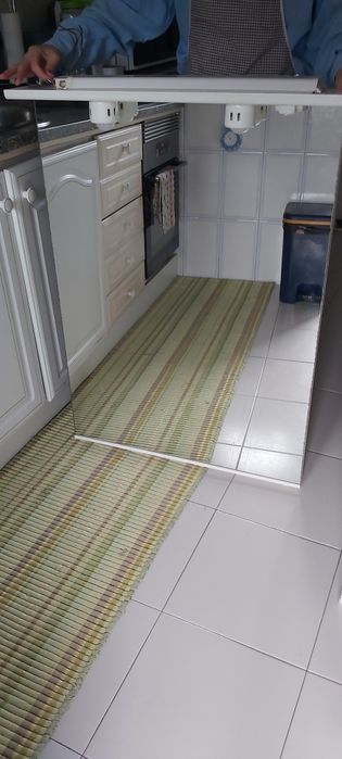 Espelho e móvel de casa de banho