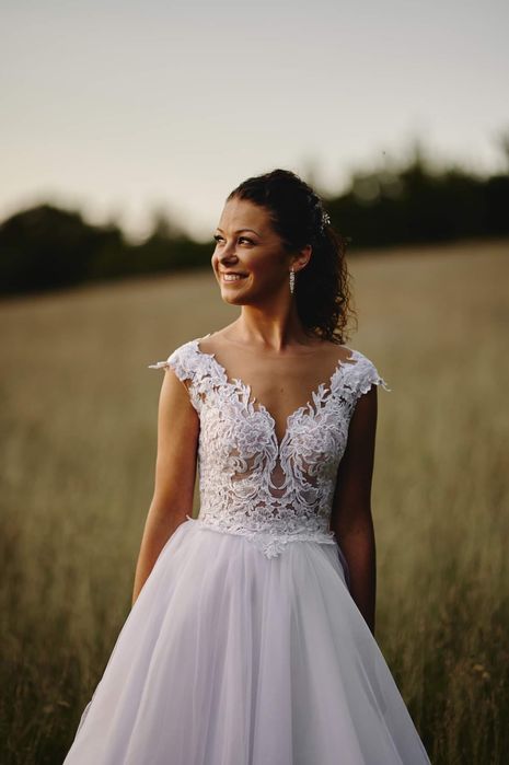 Piękna suknia ślubna z koronki w kształcie litery „A” rozmiar 34/36