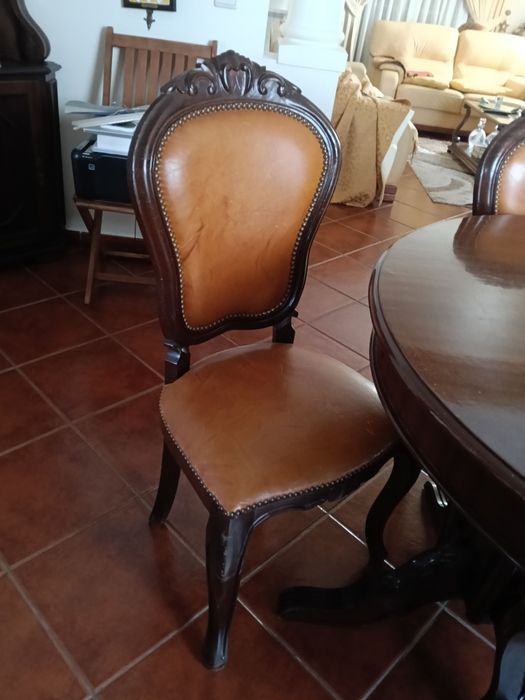 Mobilia de Jantar, cristaleira, mesa e 8 cadeiras