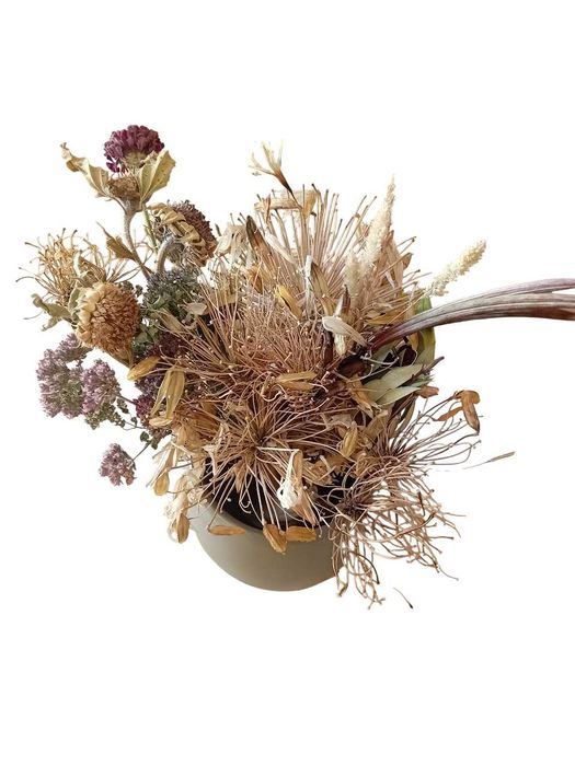 Ramos de flores secas em vaso decorativo