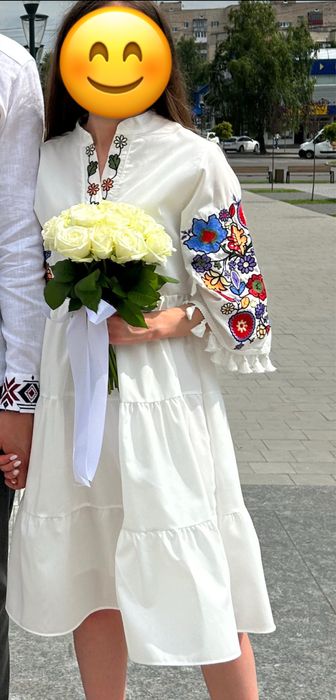 Біла вишита сукня XS
