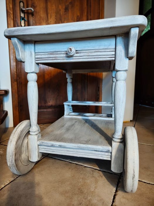 Dębowy barek na kółkach