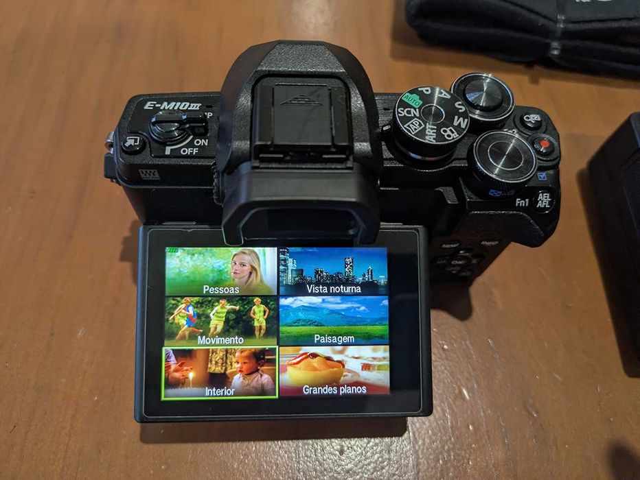 Máquina Olympus OM-D E-M10 III ("c/nova") 6 mil disparos