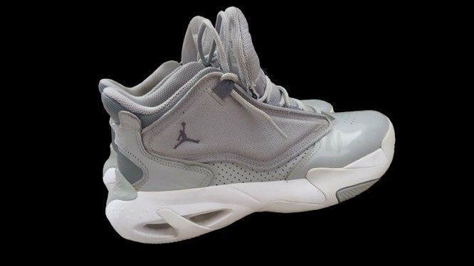 Air Jordan max aura 4