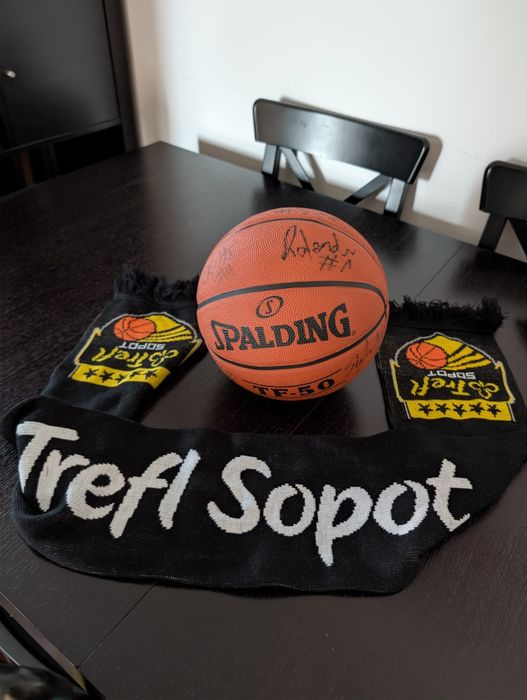 Szalik Piłka z autografami zawodników Trefl Sopot Spalding TF-50 r. 7