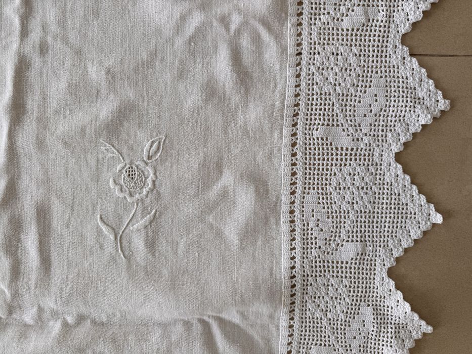 Toalha de mesa de linho e renda