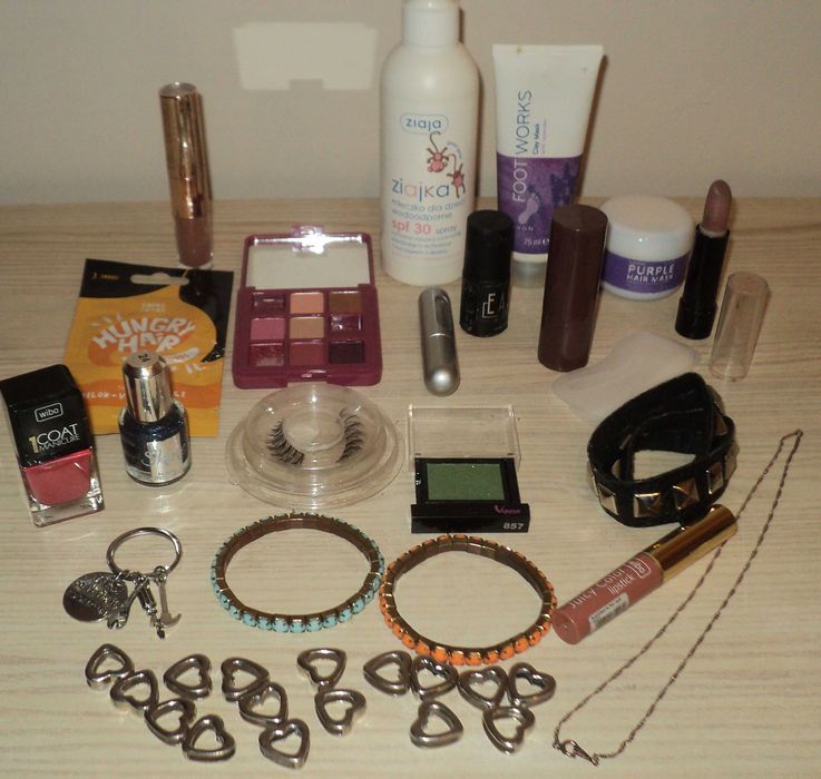 Różności dla kobiet: biżuteria, kosmetyki i inne, ponad 20 sztuk