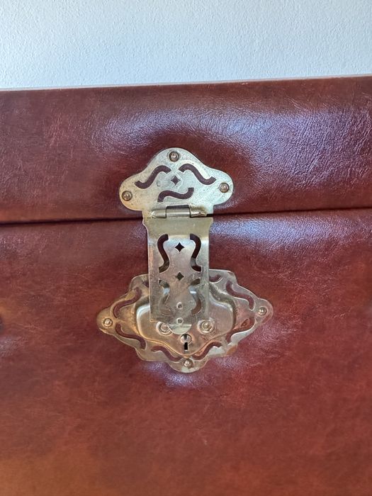 Arca em pele vermelha