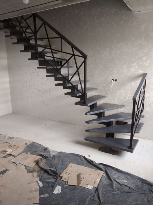 Сходи лофт металевий каркас сходів перила сходинки лестница драбина