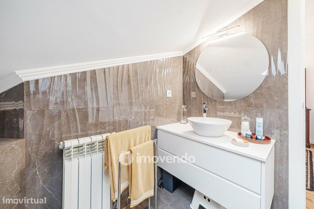 Apartamento T3 Duplex, com estacionamento, no Condomínio do Loural