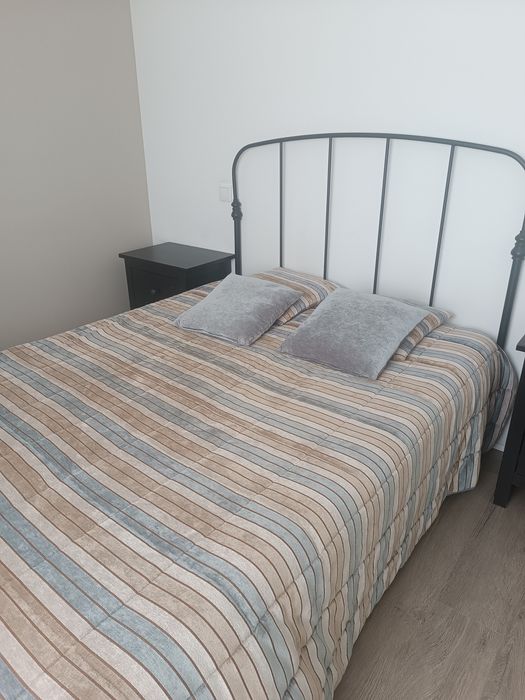 Cama IKEA em Ferro Preto – Simples, Elegante e Resistente