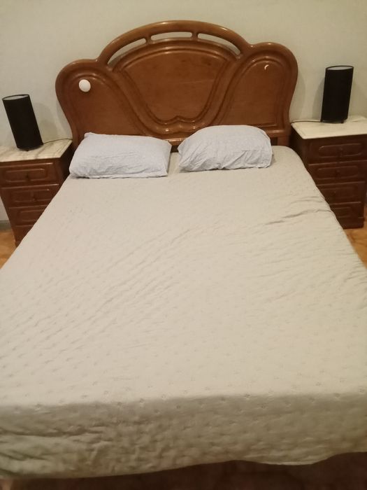 Cama de casal, colchão e mesinha
